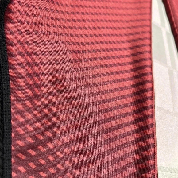 BNWT MPG printed capris cropped leggings BLACK and burgundy activewear - Picture 6 of 12